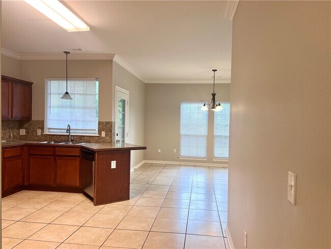 Building Photo - 564 S Pierremont Dr