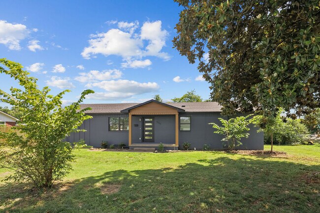 Building Photo - 809 Carson Dr