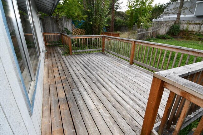 Building Photo - 805 NE Ash Ct