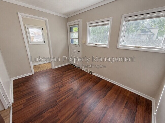 Building Photo - 617 Forest St
