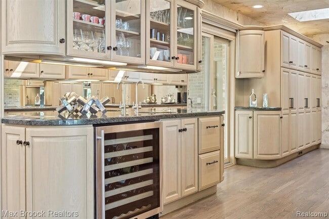 Building Photo - 3333 W Shore Dr