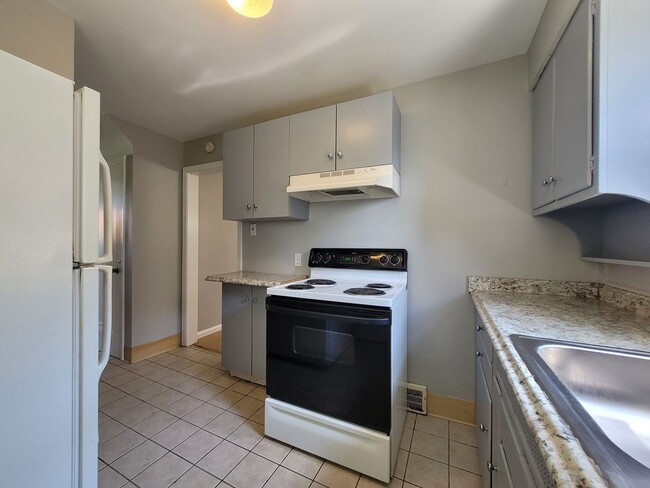 Building Photo - 3 Bedroom Home in Mt. Lebanon!