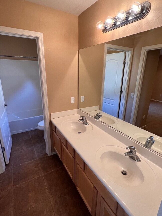 Building Photo - 5 Bed 4 Bath Beautiful Gilbert Home - Gated Community On Golf Course