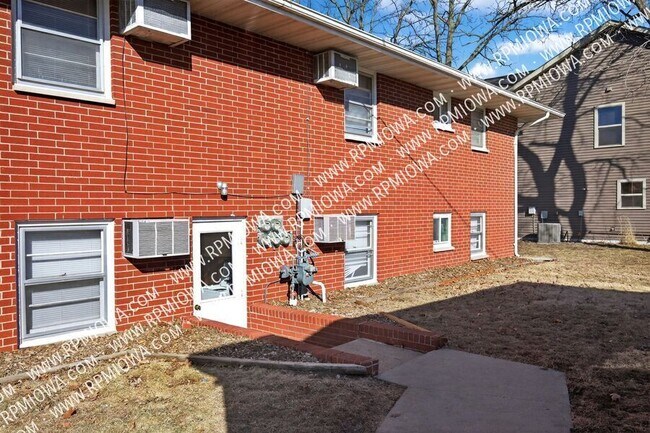 Building Photo - 312 E 5th St