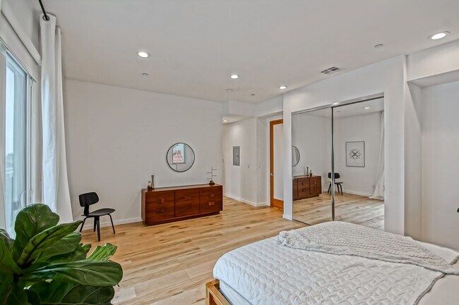 Building Photo - Custom, Modern & Spacious Tri-Level Home w...