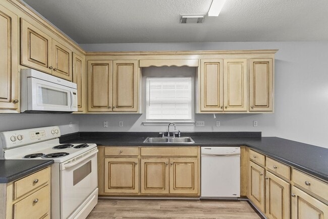 Building Photo - Nice 3 Bed 2 bath Home Available! Schedule Your Tour Today!