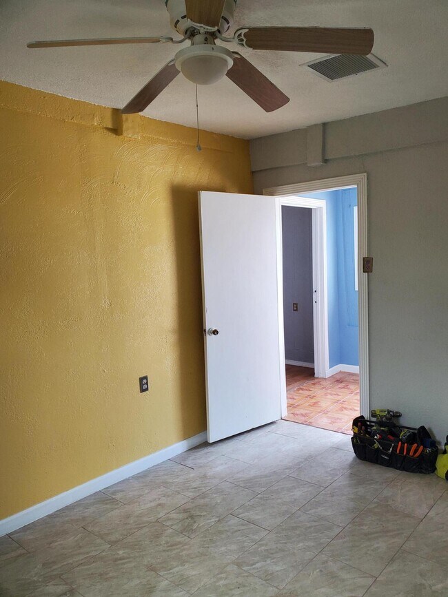 Building Photo - 14565 Hendrik Dr