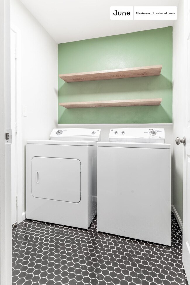 Building Photo - Room in Shared 4 bed/2 bath home