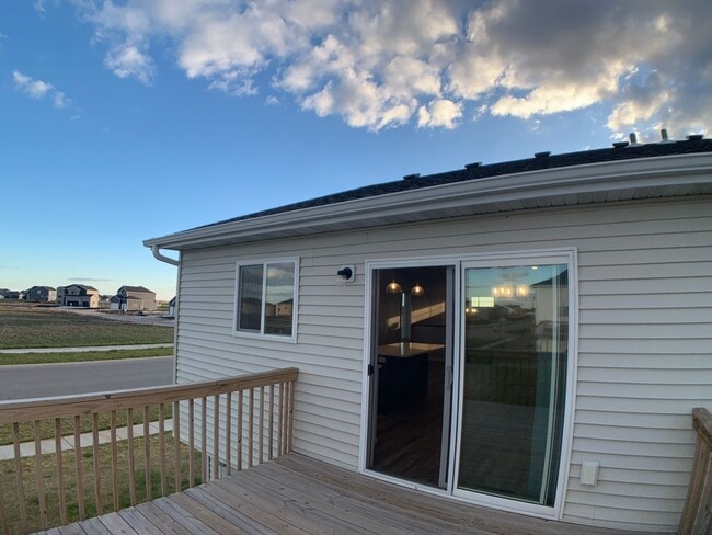 Building Photo - 4 Bed 3 Bath Single Family Home