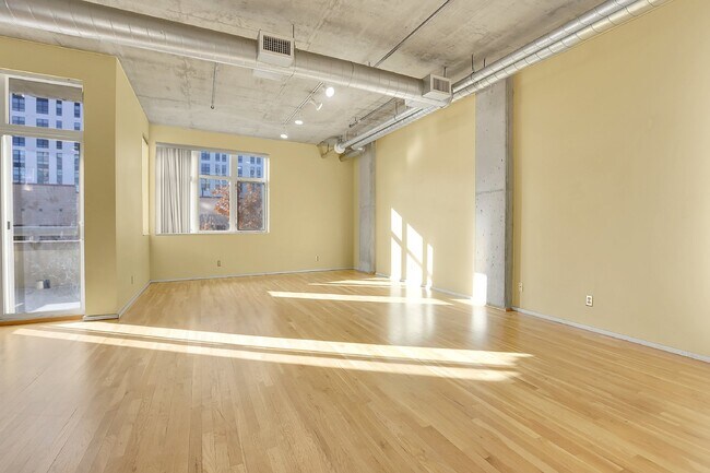 Building Photo - $2,350 - Urban 2 bed 2 bath Condo in Golde...