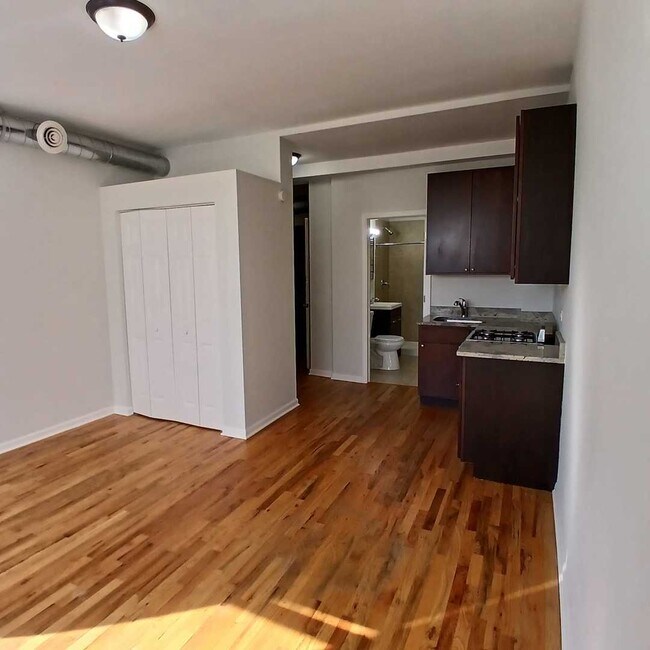 Building Photo - 7606 N Paulina St