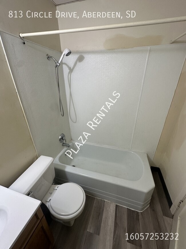 Building Photo - 19 7th Ave SE