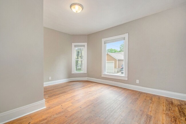 Building Photo - Spacious 4 Bedroom / 2 Bath Single-Family Home – Prime Location Near Downtown GR