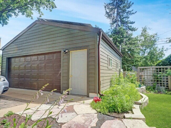 Building Photo - Gorgeous 4 bedroom home in Linden Hills