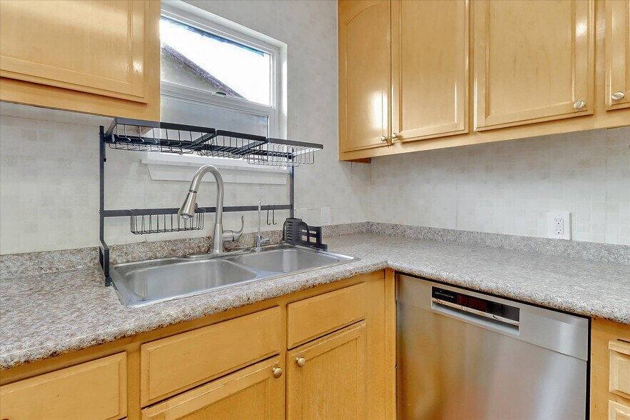Building Photo - 646 N 15th St