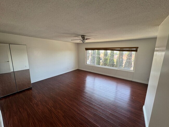 Building Photo - 1073R