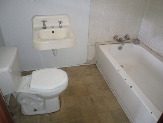 Building Photo - 3 Bedroom 1 Bathroom