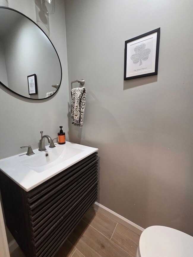 Building Photo - 2 Bedroom 2.5 Bath Town House in West Ventura