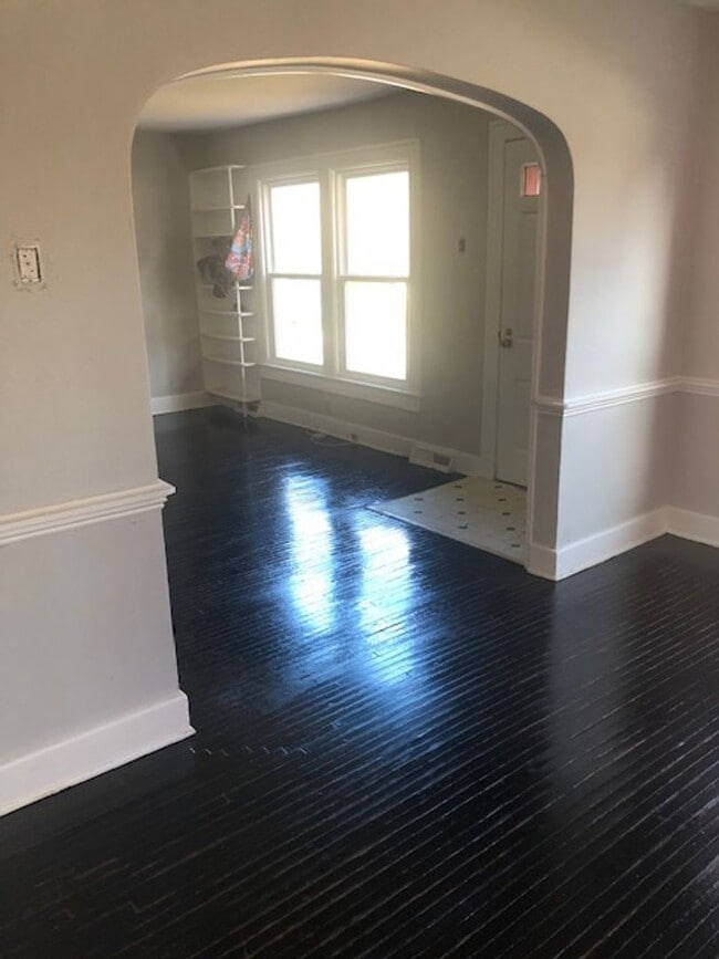 Building Photo - LARGE 5 Bed/2Bath Hoosier-style home close...