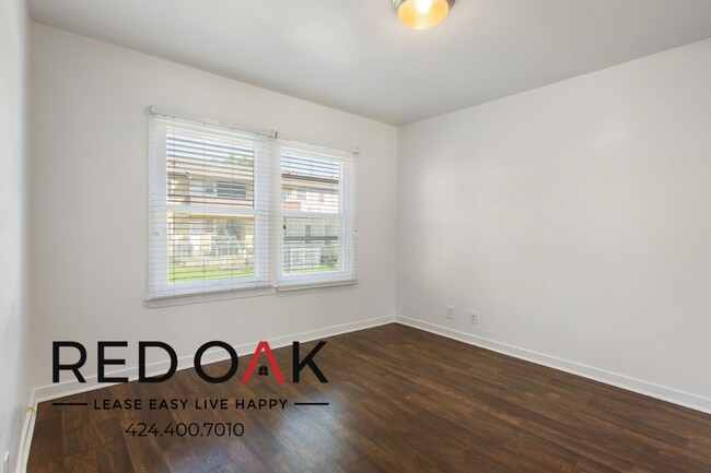 Building Photo - Fabulous One Bedroom with Vintage Appeal, ...