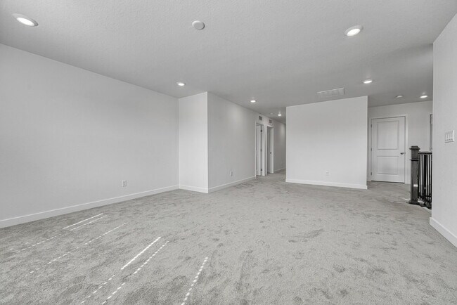 Building Photo - $4,450.00, 5 bed, 4.5-bath located in Broo...