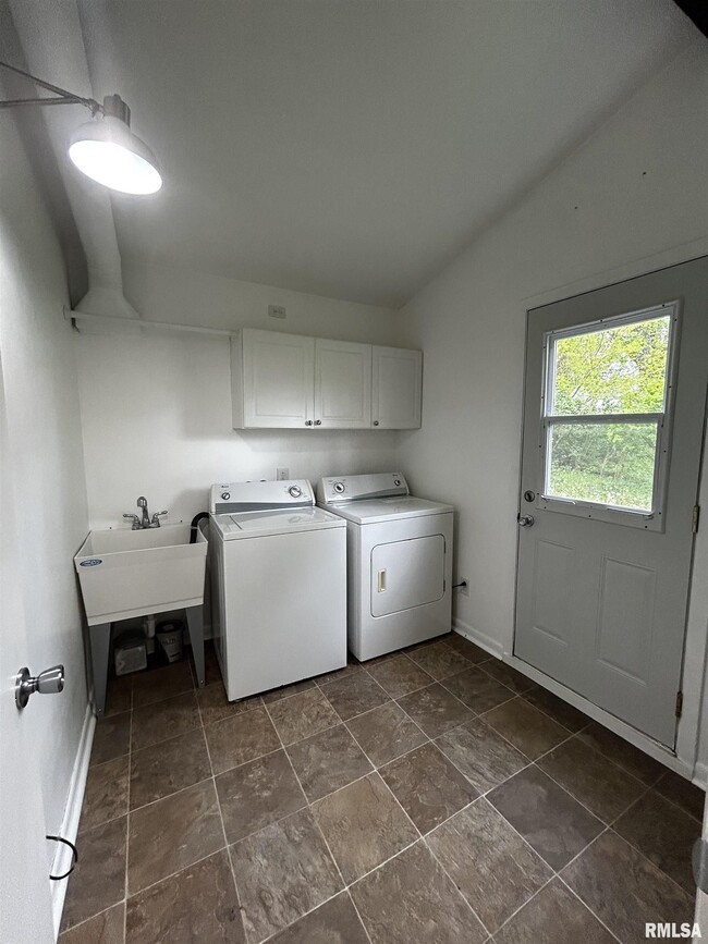 Building Photo - 1328 Hilltop Dr