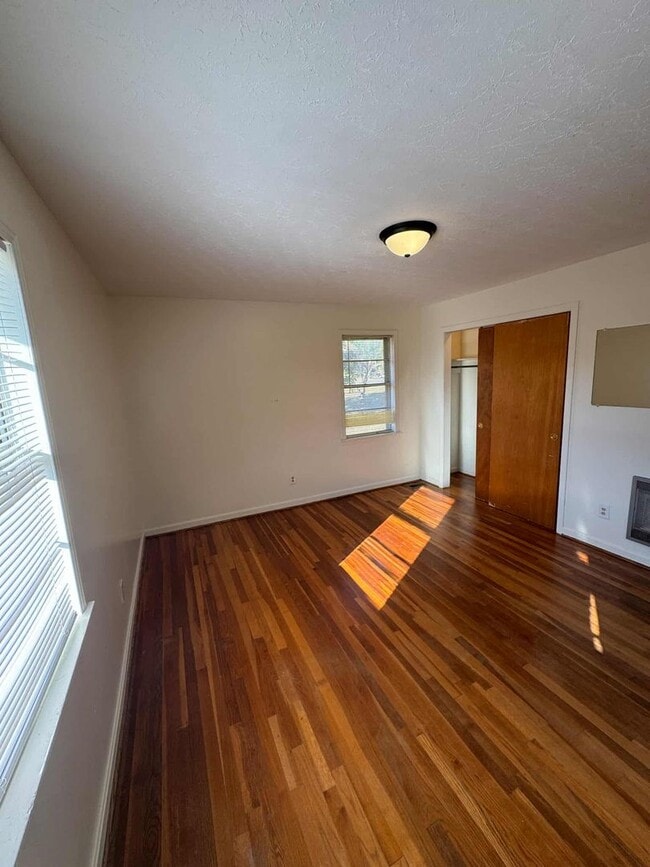 Building Photo - Beautiful 3 Bedroom and 2 Bath House