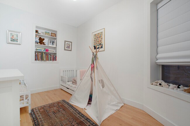 Building Photo - 4532 N Damen Ave