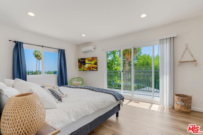 Building Photo - 5343 Tendilla Ave