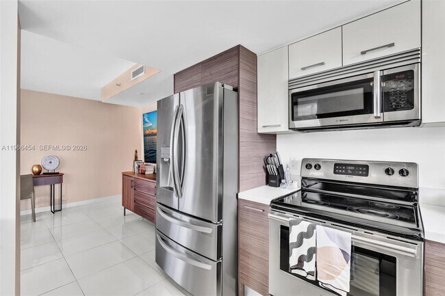 Building Photo - 9901 E Bay Harbor Dr