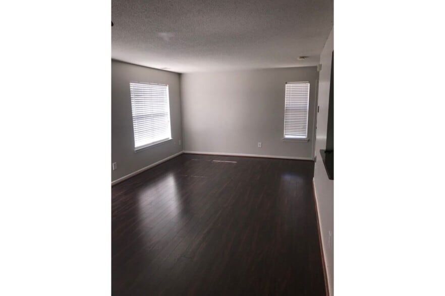 Building Photo - 3856 Lasalle Dr