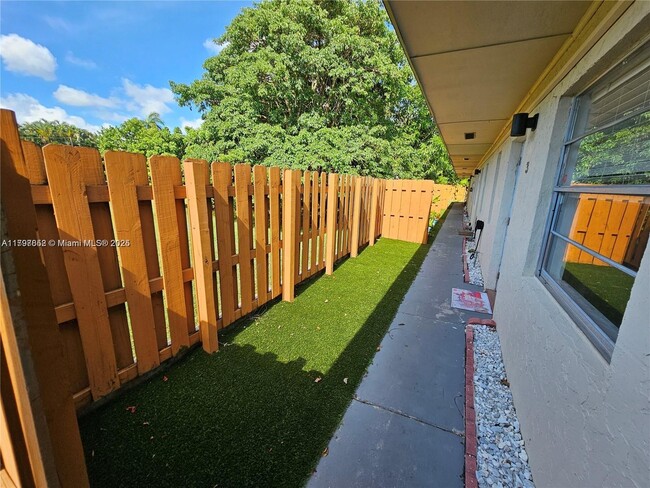 Building Photo - 4621 SW 33rd Ave