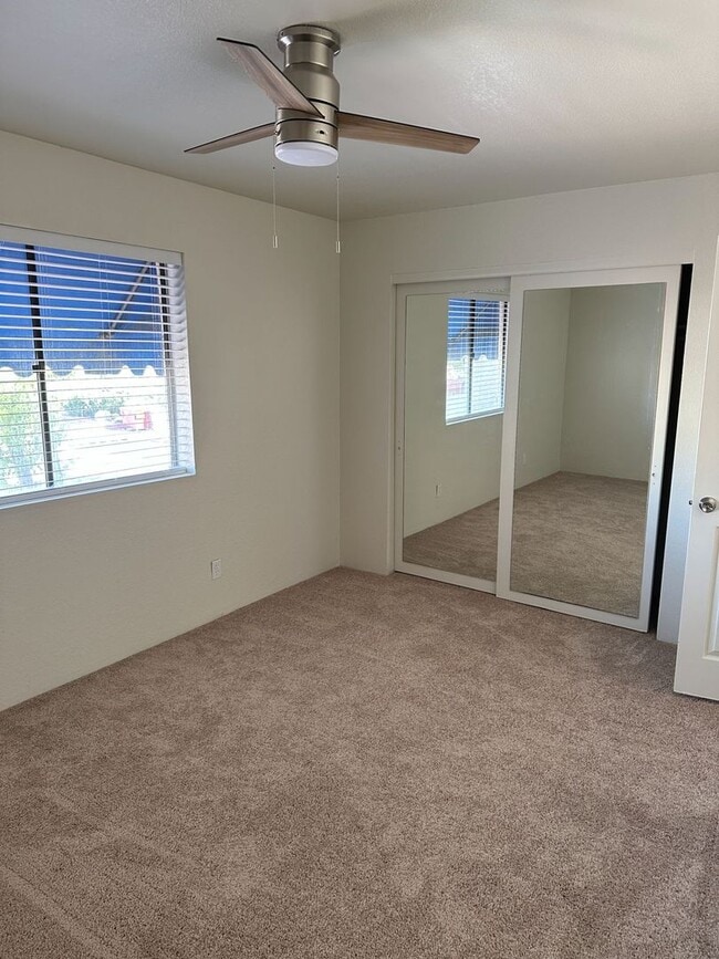 Building Photo - Updated Townhome