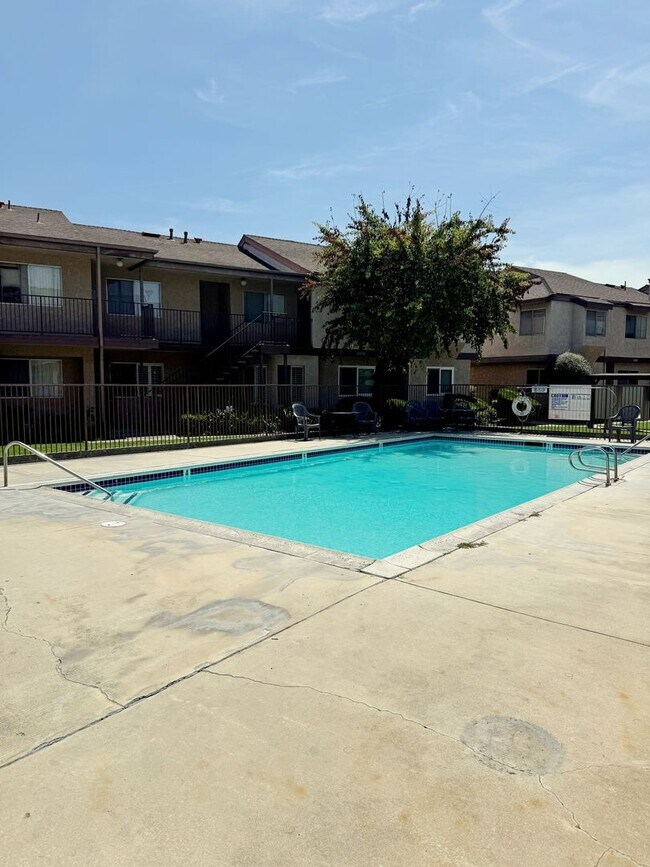 Building Photo - RENT SPECIAL!! $500 OFF SECOND MONTH RENT - Spacious 3 Bedroom 2 Bath Condo in Hawaiian Gardens