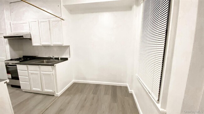 Building Photo - 42-33 Kissena Blvd