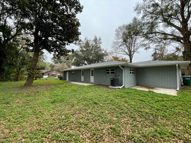Building Photo - Beautifully Renovated 2/1 Duplex in Lake H...