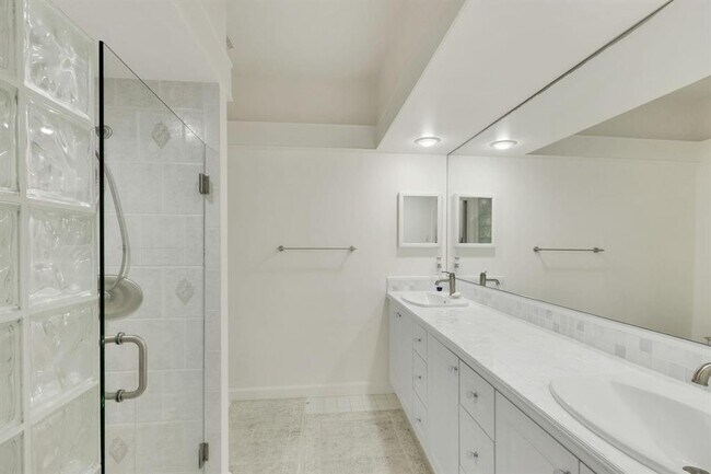 Building Photo - 7334 Pine Creek Way