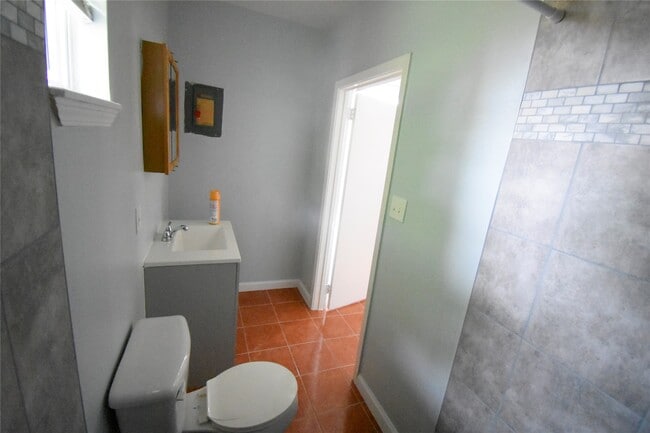 Building Photo - 1706 Oaks Dr