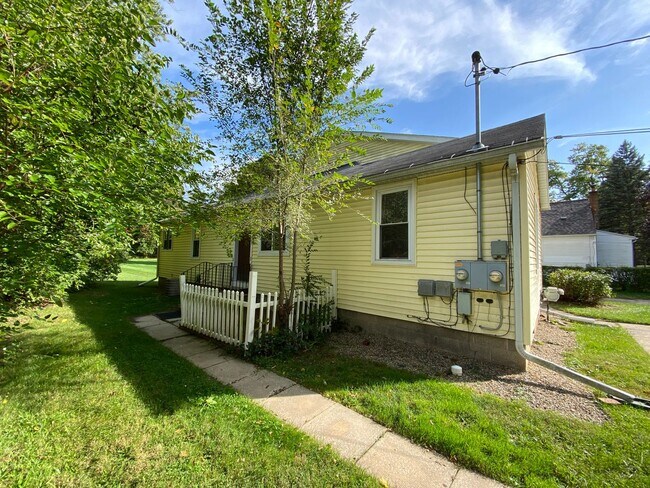 Building Photo - 1316-1318 Baker - Duplex located in the Ea...