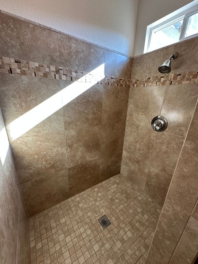 Building Photo - Charming 3 bedroom 2 bathroom home located in Hanford