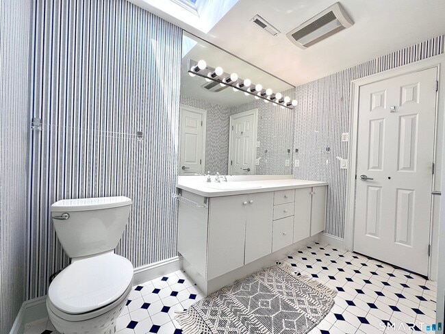 Building Photo - 32 Regents Pk