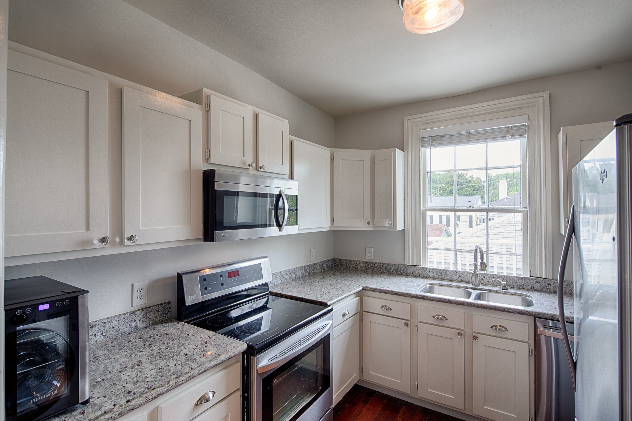 Building Photo - 203 W Waldburg St