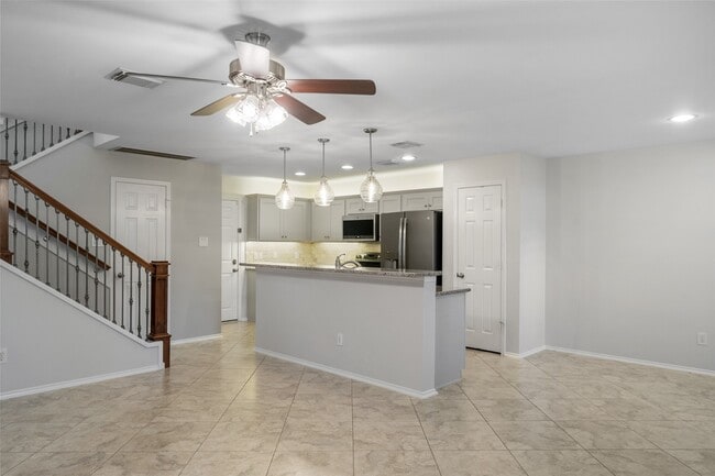 Building Photo - 131 N Villa Oaks Dr
