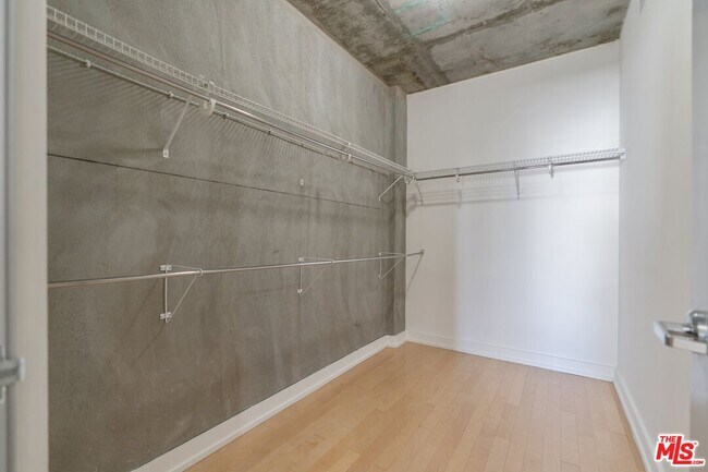 Building Photo - 645 W 9th St
