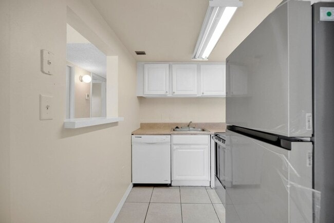 Building Photo - 2/1 Near UCF