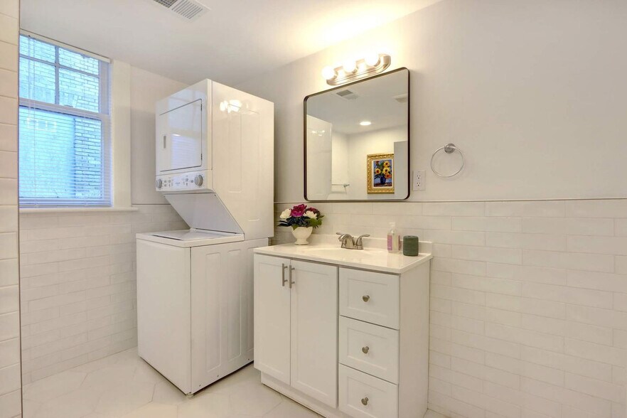 Building Photo - 306 E Victory Dr