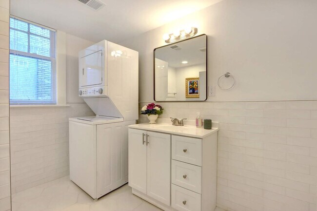 Building Photo - 306 E Victory Dr