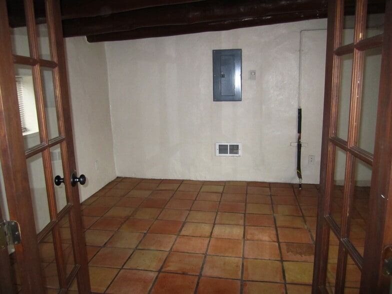 Building Photo - 150 1/2 Candelario St