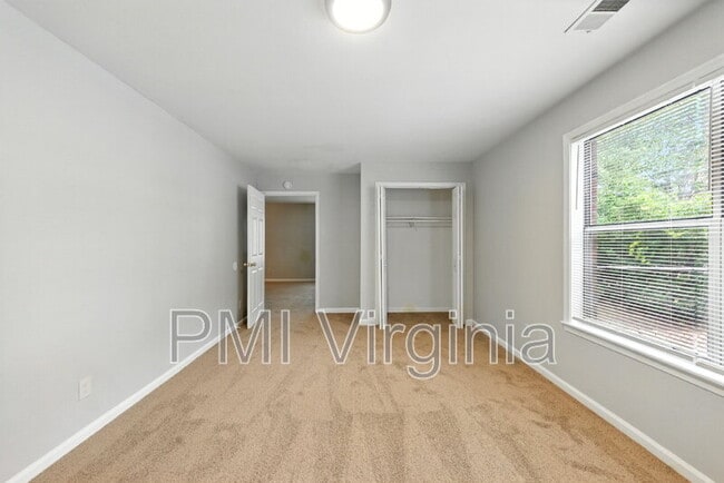 Building Photo - 949 Park Ave