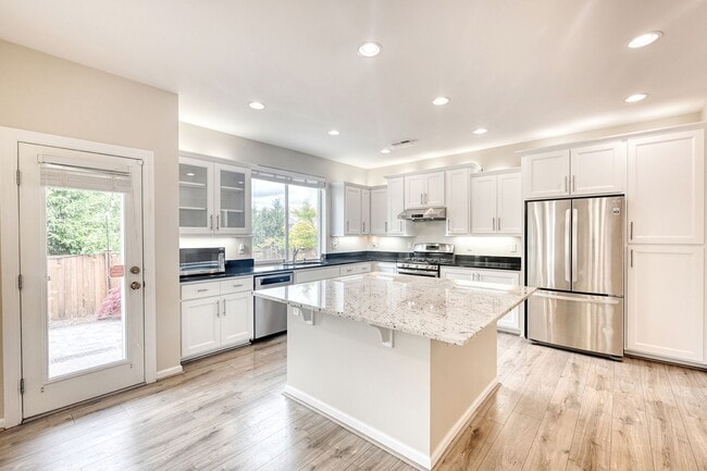 Building Photo - Spacious 4-Bed Home in the Northshore School District